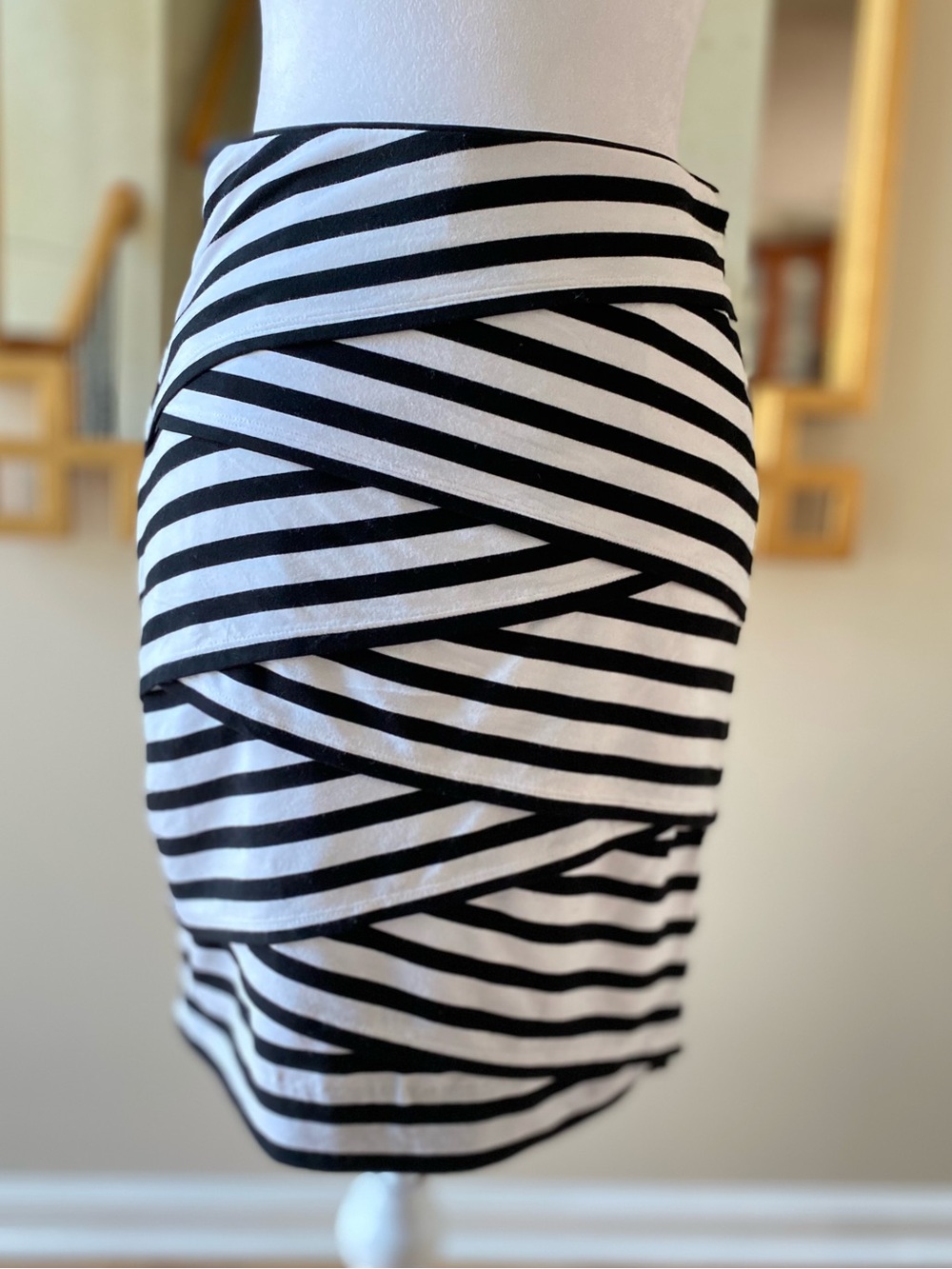 White House Black Market WHBM Black White Striped Jersey Knit Mini Skirt Size 0